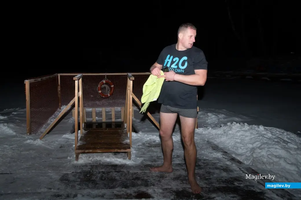 18 января 2024 г. Могилев, Печерский лесопарк. Могилевчане окунаются в прорубь накануне Крещения.