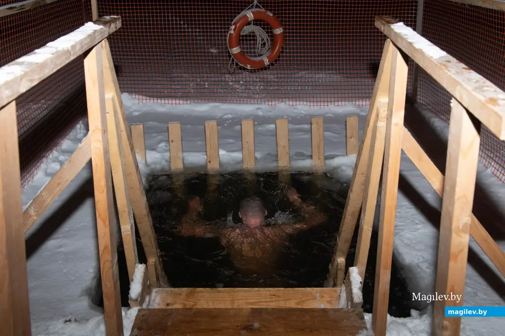 18 января 2024 г. Могилев, Печерский лесопарк. Могилевчане окунаются в прорубь накануне Крещения.