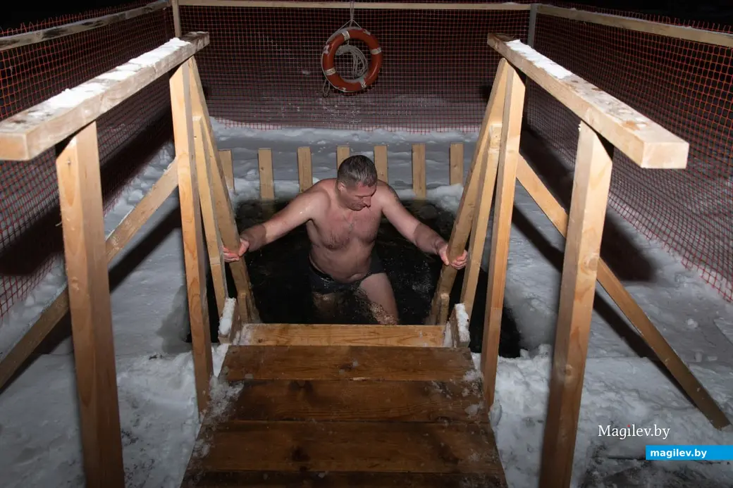 18 января 2024 г. Могилев, Печерский лесопарк. Могилевчане окунаются в прорубь накануне Крещения.