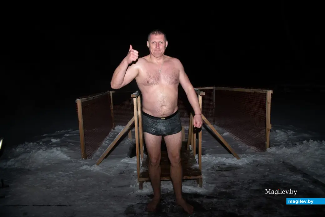 18 января 2024 г. Могилев, Печерский лесопарк. Могилевчане окунаются в прорубь накануне Крещения.