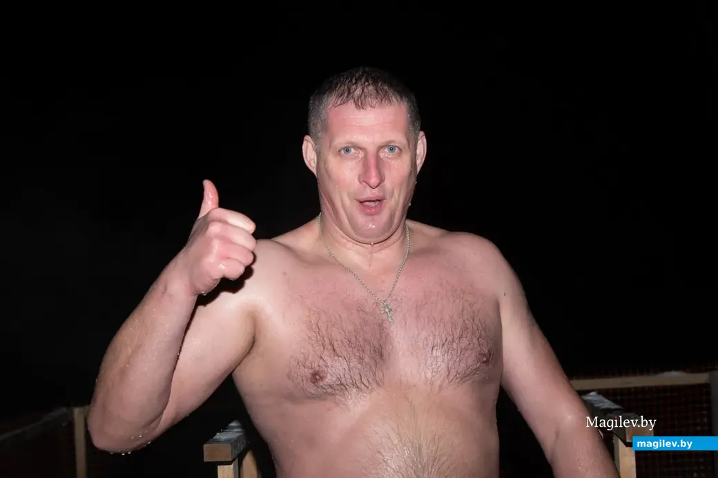 18 января 2024 г. Могилев, Печерский лесопарк. Могилевчане окунаются в прорубь накануне Крещения.