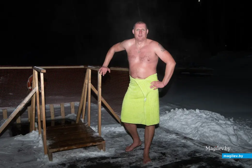 18 января 2024 г. Могилев, Печерский лесопарк. Могилевчане окунаются в прорубь накануне Крещения.