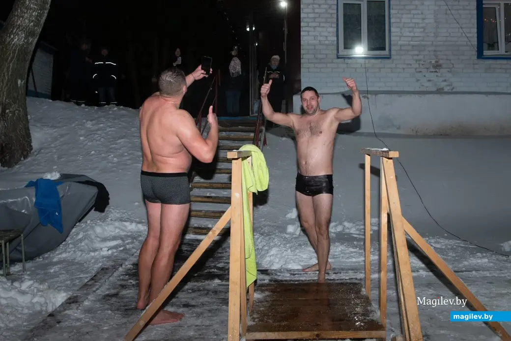 18 января 2024 г. Могилев, Печерский лесопарк. Могилевчане окунаются в прорубь накануне Крещения.
