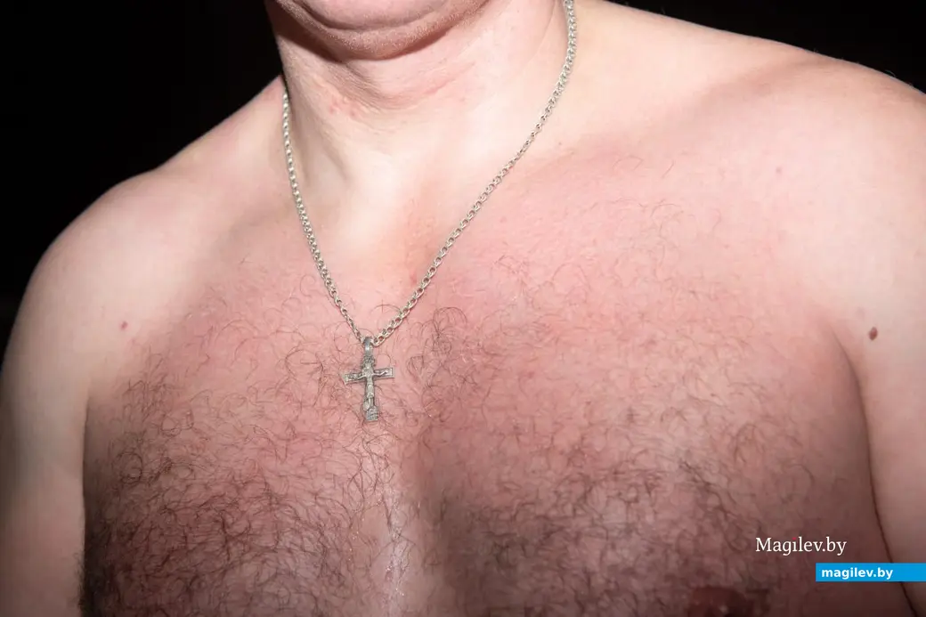 18 января 2024 г. Могилев, Печерский лесопарк. Могилевчане окунаются в прорубь накануне Крещения.