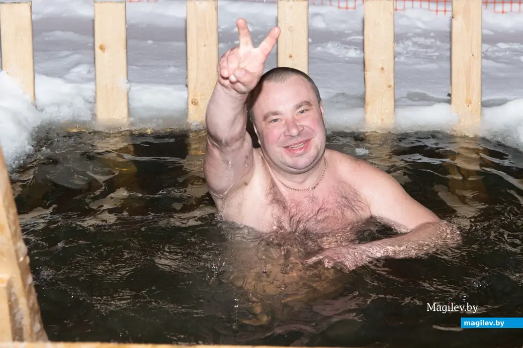 18 января 2024 г. Могилев, Печерский лесопарк. Могилевчане окунаются в прорубь накануне Крещения.