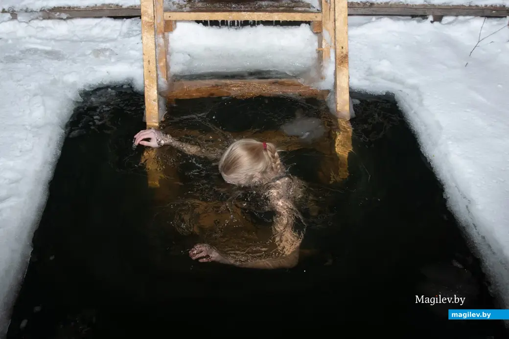 18 января 2024 г. Могилев, Печерский лесопарк. Могилевчане окунаются в прорубь накануне Крещения.