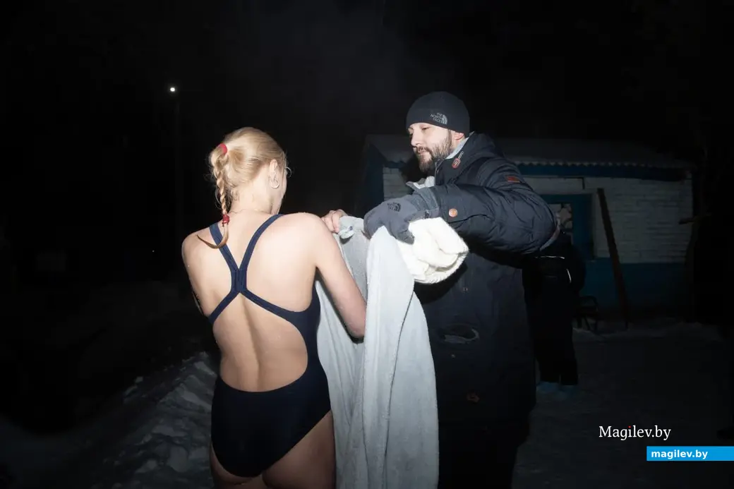 18 января 2024 г. Могилев, Печерский лесопарк. Могилевчане окунаются в прорубь накануне Крещения.