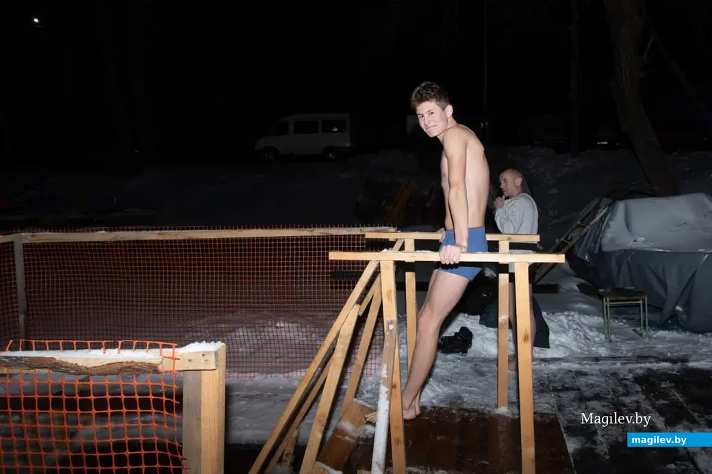 18 января 2024 г. Могилев, Печерский лесопарк. Могилевчане окунаются в прорубь накануне Крещения.