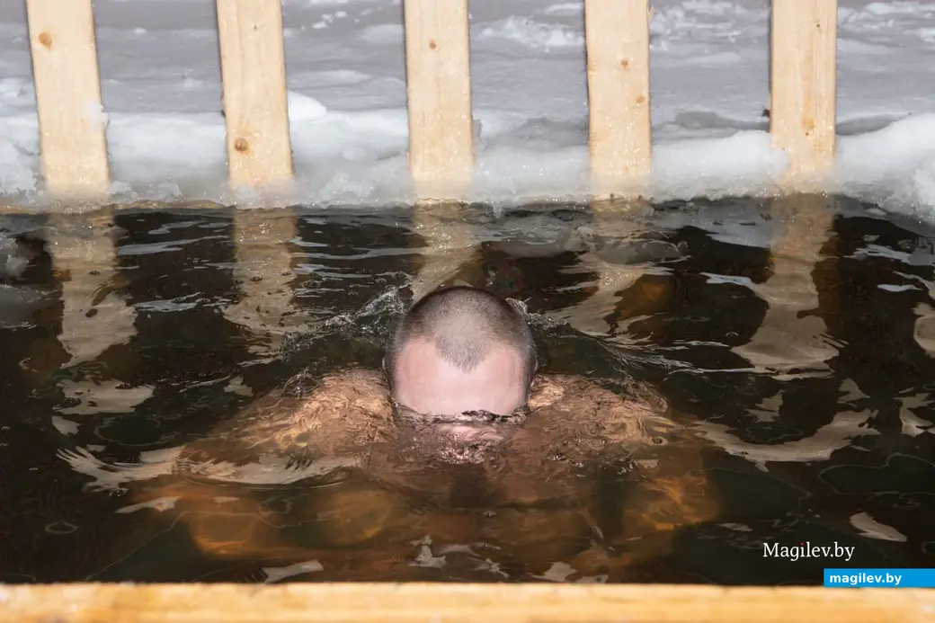 18 января 2024 г. Могилев, Печерский лесопарк. Могилевчане окунаются в прорубь накануне Крещения.