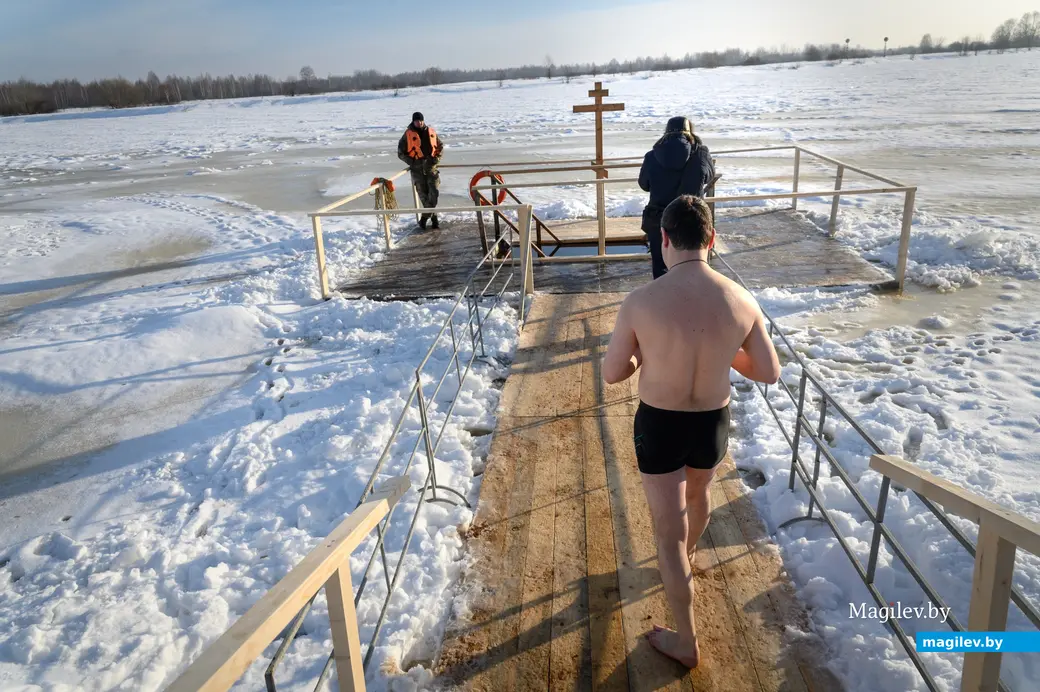 19.01.2024. Бобруйск, Пляж санатория им. В.И.Ленина. Традиционное Крещенское окунание в ледяную