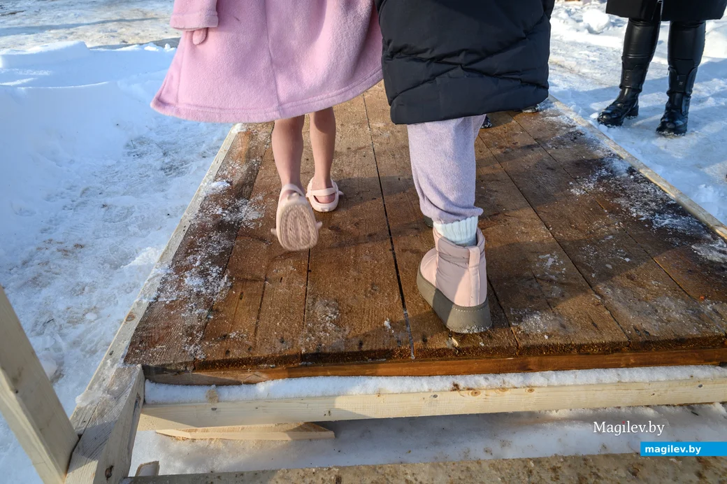 19.01.2024. Пляж санатория им. В.И.Ленина. Виталий Алисеенко с детьми Валентиной, Василиной и