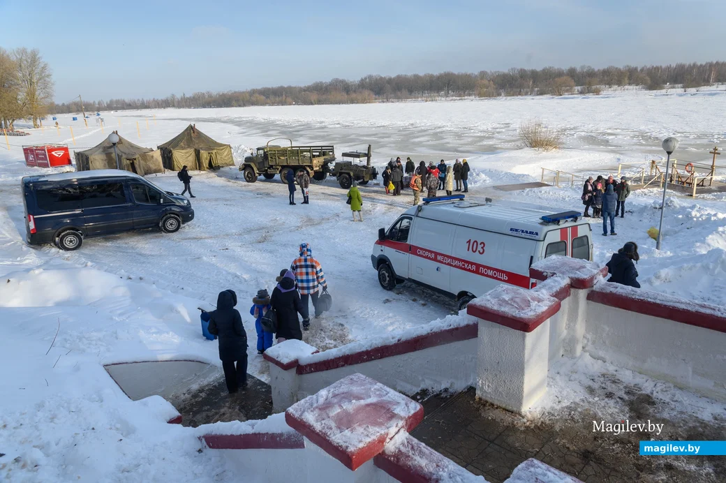 19.01.2024. Пляж санатория им. В.И.Ленина. Традиционное Крещенское окунание в ледяную купель на