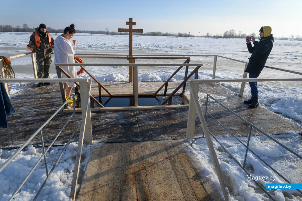 19.01.2024. Пляж санатория им. В.И.Ленина. Традиционное Крещенское окунание в ледяную купель на