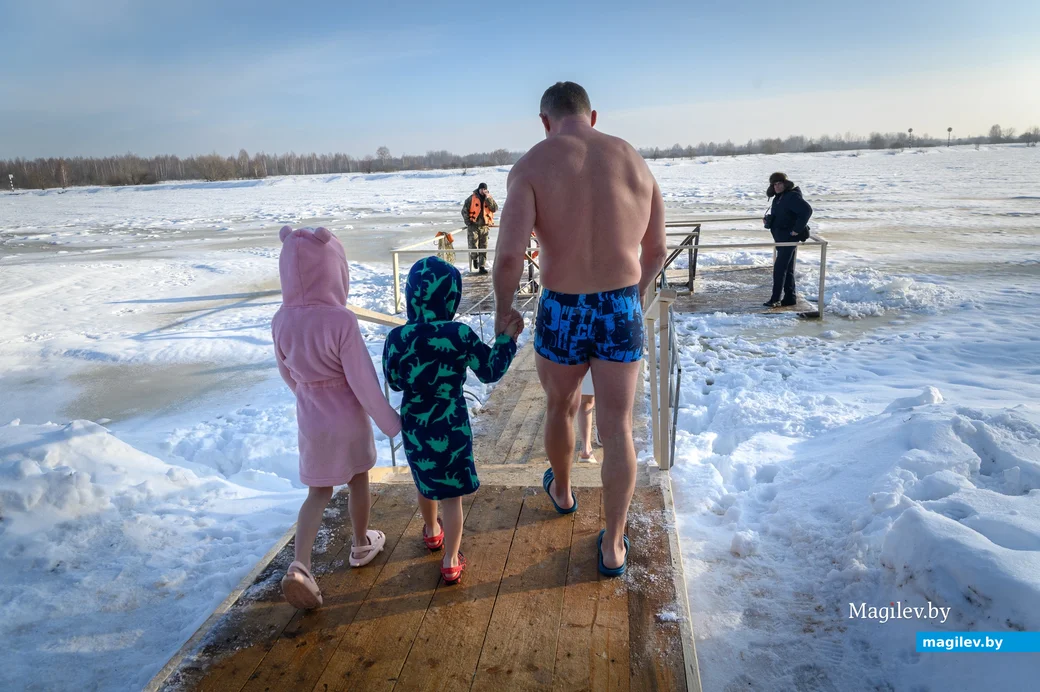 19.01.2024. Пляж санатория им. В.И.Ленина. Виталий Алисеенко с детьми Валентиной, Василиной и