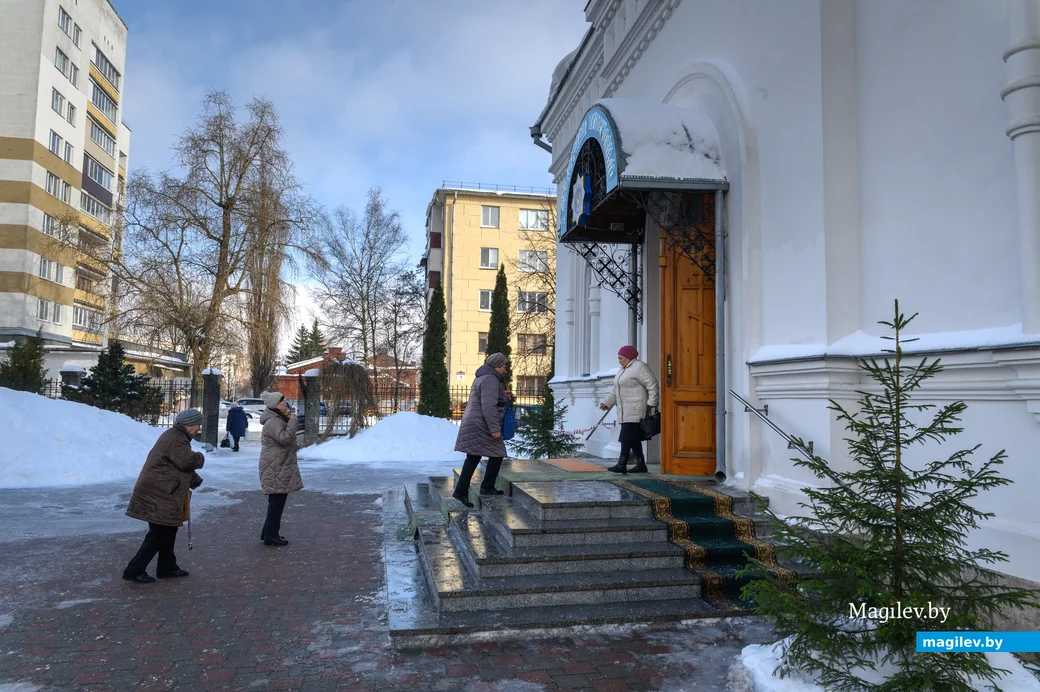 19.01.2024. Свято-Георгиевская церковь. Православные верующие набирают крещенскую воду в