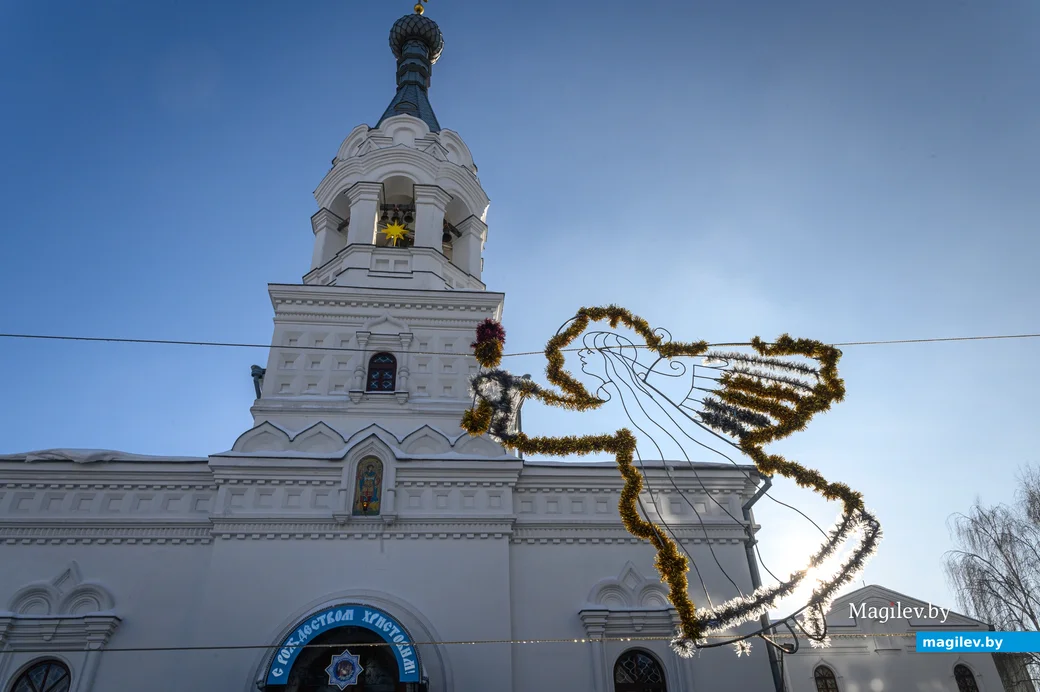 19.01.2024. Свято-Георгиевская церковь. Православные верующие набирают крещенскую воду в