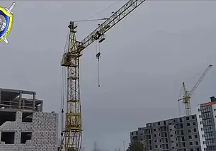 На стройке в Осиповичах рабочий сорвался с высоты и получил тяжелые травмы