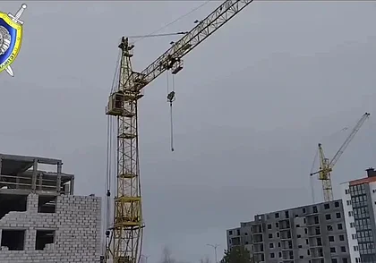 На стройке в Осиповичах рабочий сорвался с высоты и получил тяжелые травмы