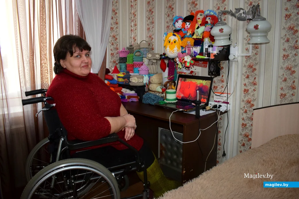 Татьяна Новицкая со своими вязаными изделиями. Бобруйск, 18.01.2024г. Фото: Денис НОСОВ.