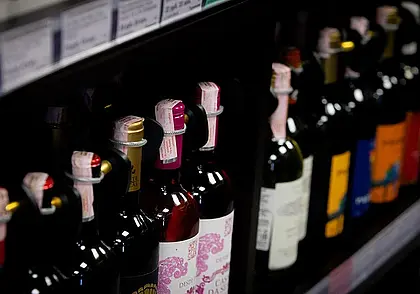 Конфликт в деревенском магазине закончился переломом челюсти. Орудием стала… бутылка водки