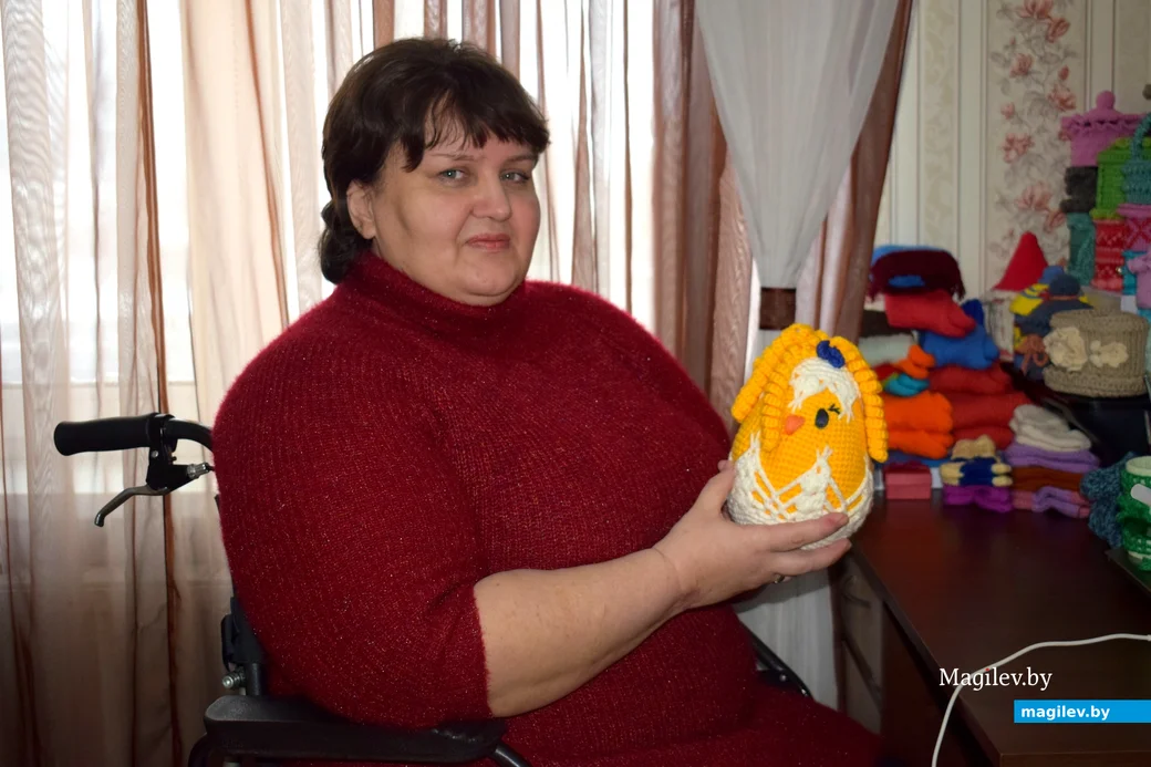 Татьяна Новицкая со своими вязаными изделиями. Бобруйск, 18.01.2024 г. Фото: Денис НОСОВ.