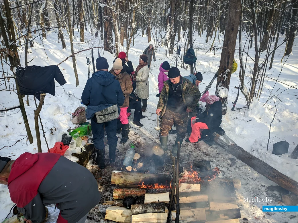 21.01.2024. Бобруйск. Всемирный день снега отметили туристы клуба «Родина» в лесопарковой зоне у