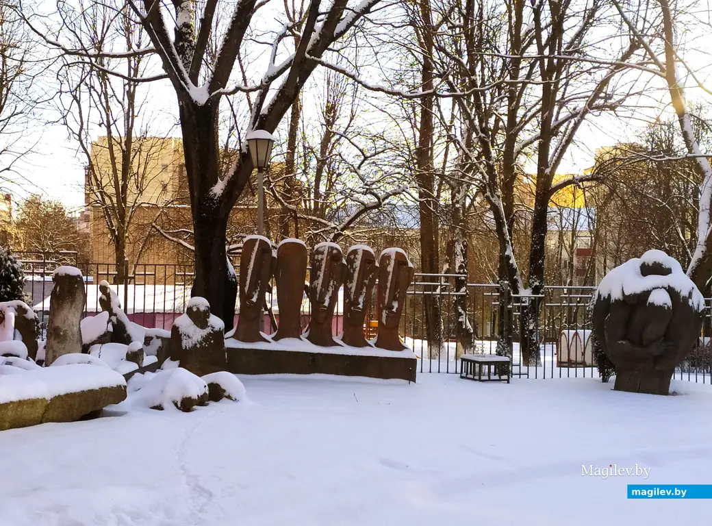 13 января 2024. Во дворике мемориального музея-мастерской З.И.Азгура – белорусского скульптора-портретиста.