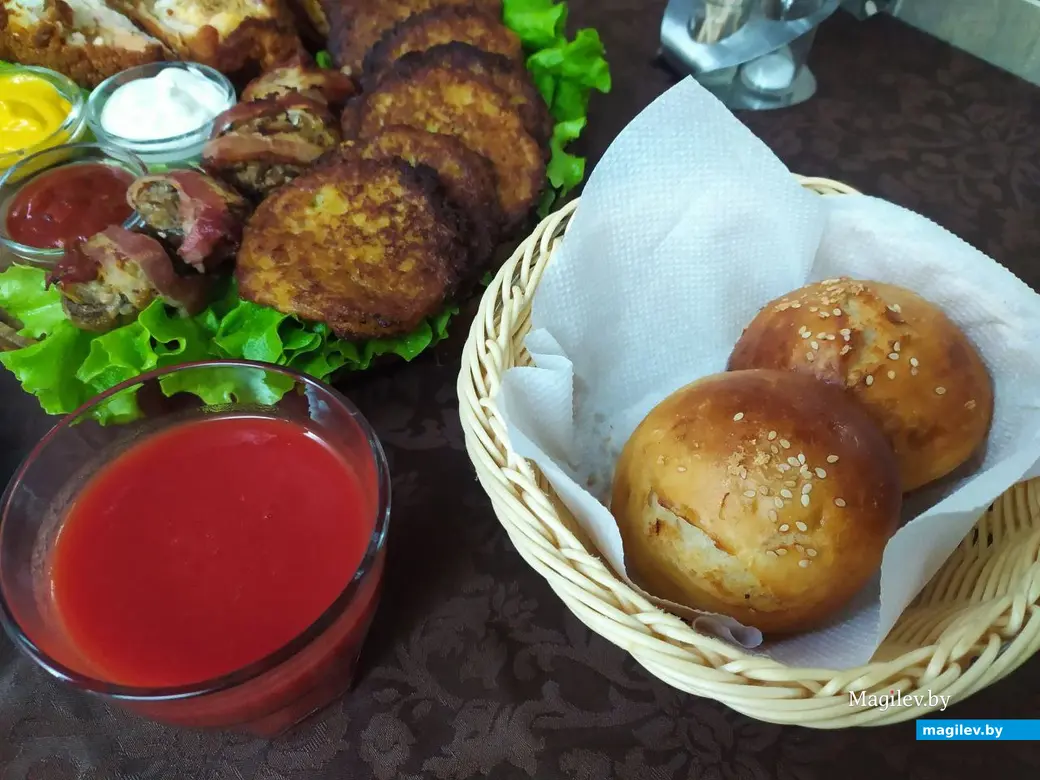 18 января 2024 года, Могилев. Ресторан «Винтаж». Горячее блюдо «Куриный кордон блю с шампиньонами в беконе и драниками».