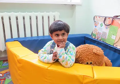 Благотворители из «Табеи» помогли вещами оказавшейся в Могилеве семье из Индии. Фотофакт