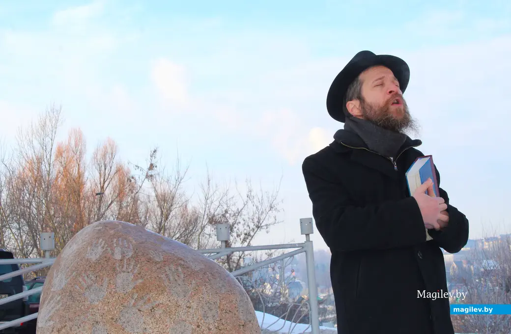 28 января 2024 года. Могилев. Камень по улице Лазаренко в память о погибших в гетто Могилева. Поминальная молитва.