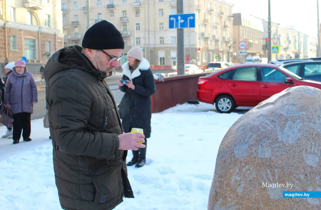 28 января 2024 года. Могилев. Камень по улице Лазаренко в память о погибших в гетто Могилева. Поминальная молитва.