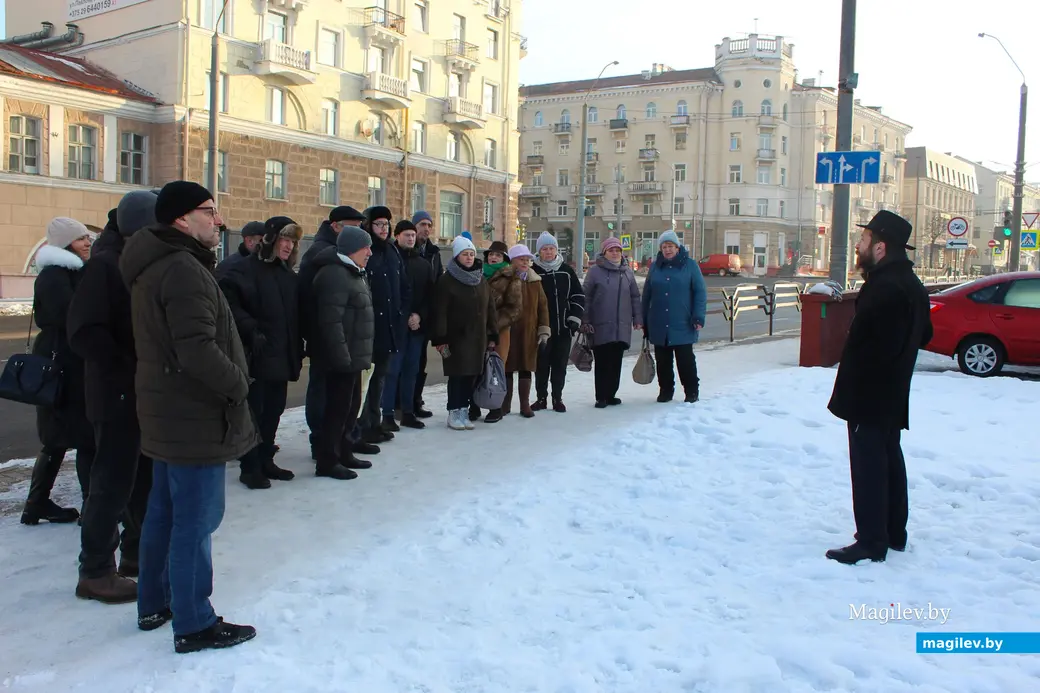 28 января 2024 года. Могилев. Камень по улице Лазаренко в память о погибших в гетто Могилева. Поминальная молитва.