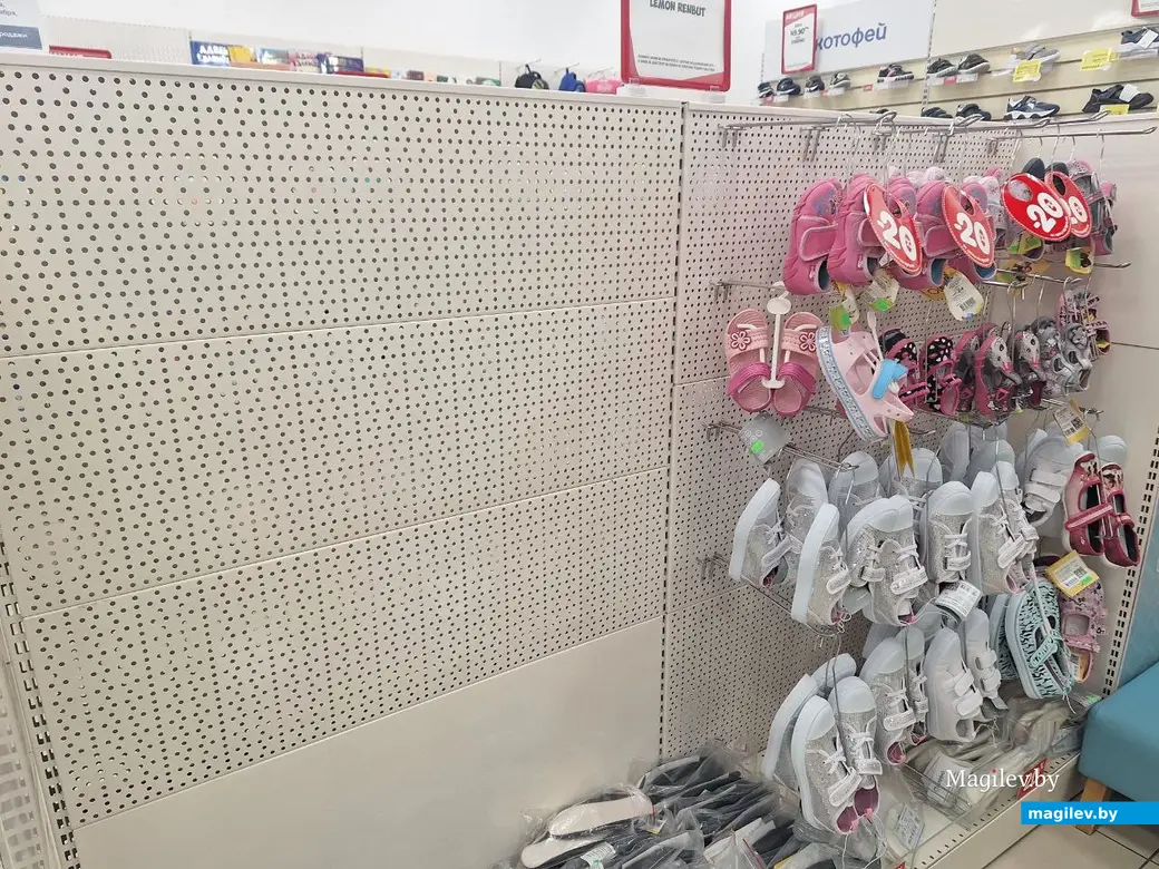 29 января 2024 г. Могилев, Минское шоссе, ТЦ «Парк Сити». Полки в «Бусліке» поредели, но магазин продолжает работать.