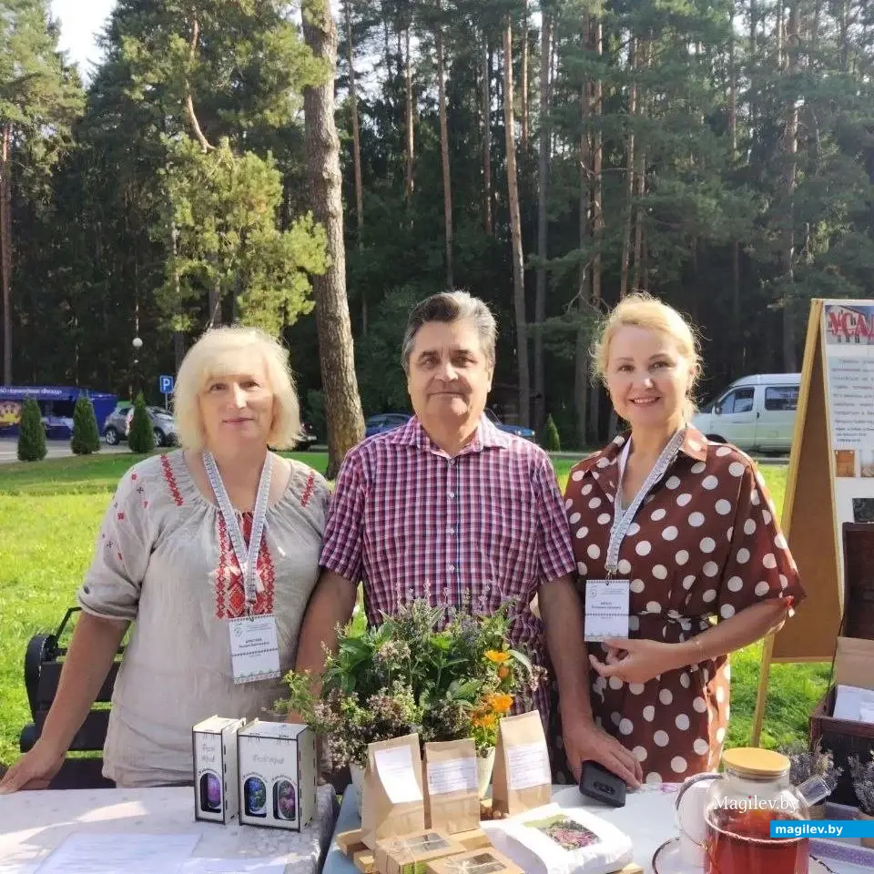 23.08.2023 г. Пятый, юбилейный, инвестиционный форум «Могилевский район – территория возможностей». Екатерина Билоус (справа), Виталий Билоус и ремесленница Оксана
