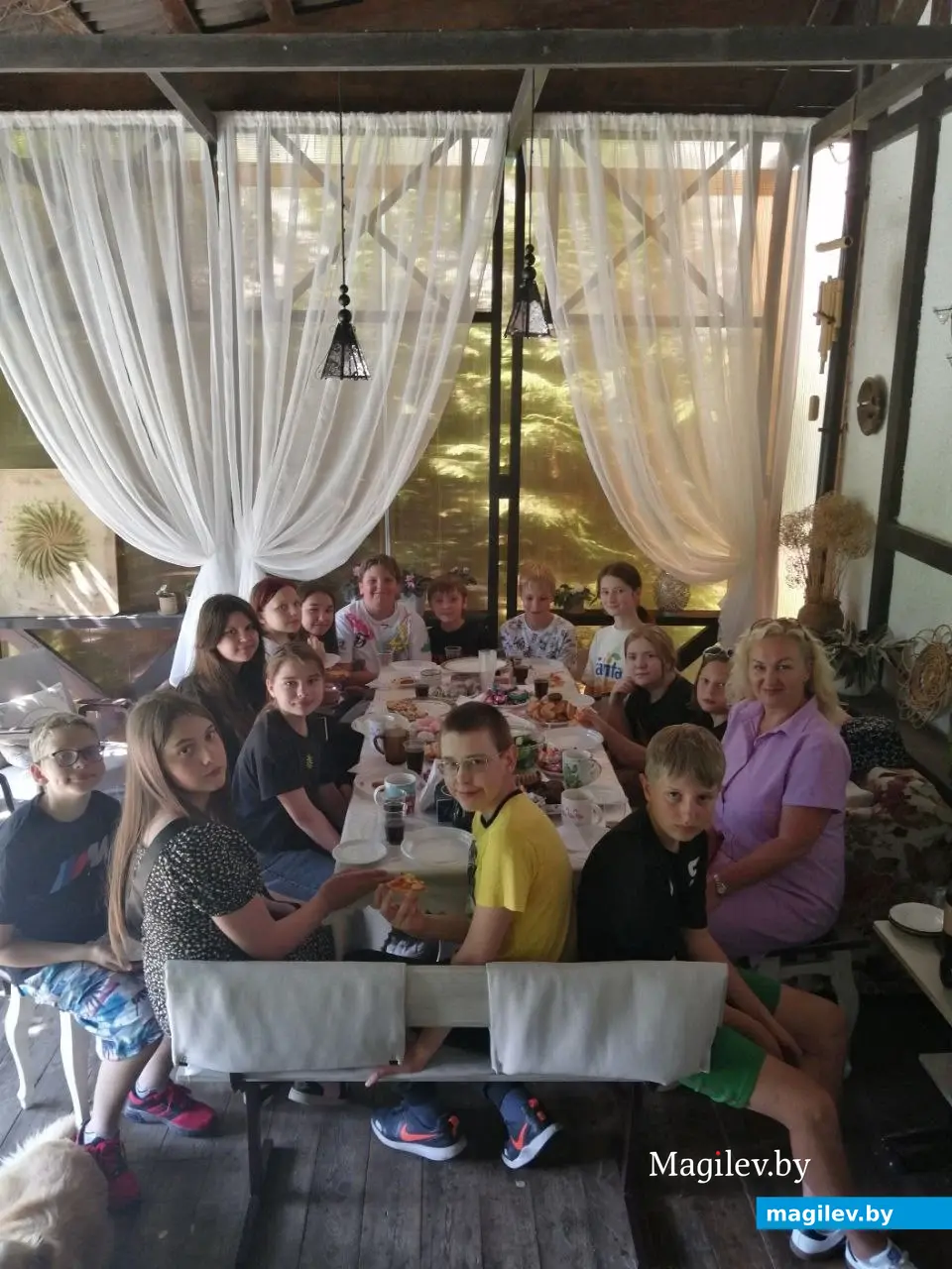 Летом Екатерина пригласила одноклассников дочери Марты с классным руководителем из Могилевской гимназии-колледжа искусств в гости и устроила для них чайную церемонию.