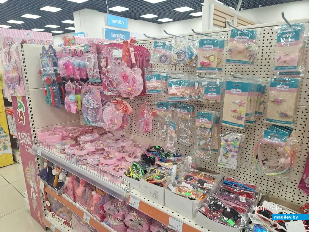 29 января 2024 г. Могилев, Минское шоссе, ТЦ «Парк Сити». Полки в «Бусліке» поредели, но магазин продолжает работать.