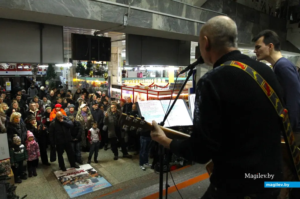 Декабрь 2014 года, Могилев, универмаг «Центральный». Выступает группа Сергея Коноплева.