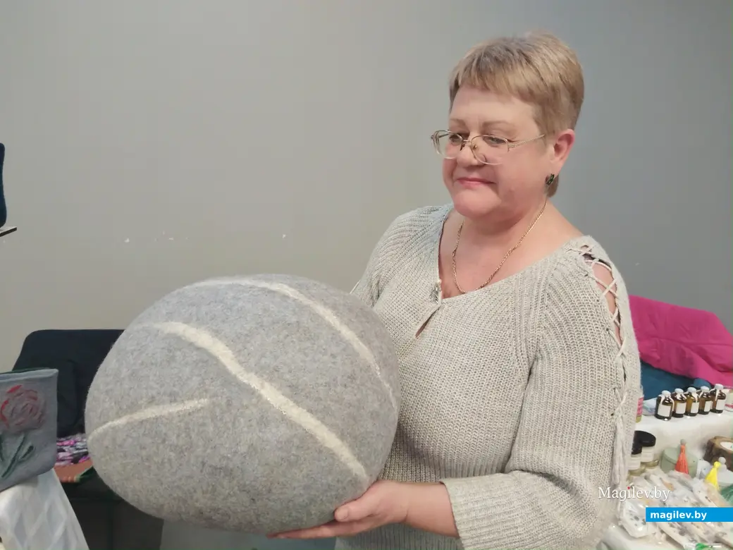 Могилев, 2024 г. Елена Франтишковна вдохновилась настольными каминами, которые продавала девочка на одной из ярмарок. Там были такие же камушки.