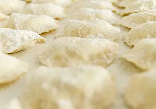 Как варить пельмени, чтобы они не слипались: метод с яйцом