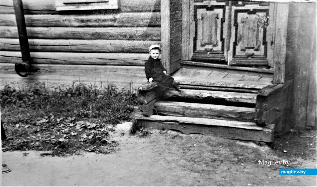 1957-й год, Могилев, крыльцо дома № 8 по Селянской улице. Валера в отличном настроении.