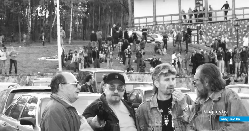 2000-е годы. Логойск. Гена Хак (слева) и Коля Аладьев (второй слева) на фестивале «Beatles Forever»/