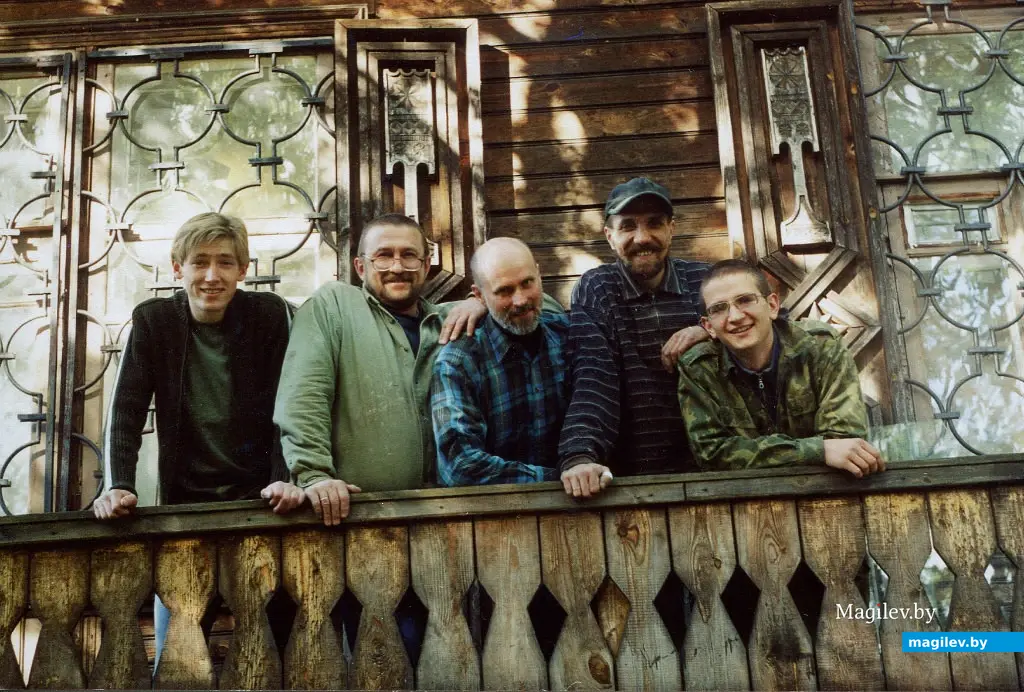2000-е годы. Могилев, улица Селянская, дом № 6. Второй слева – Коля Аладьев.