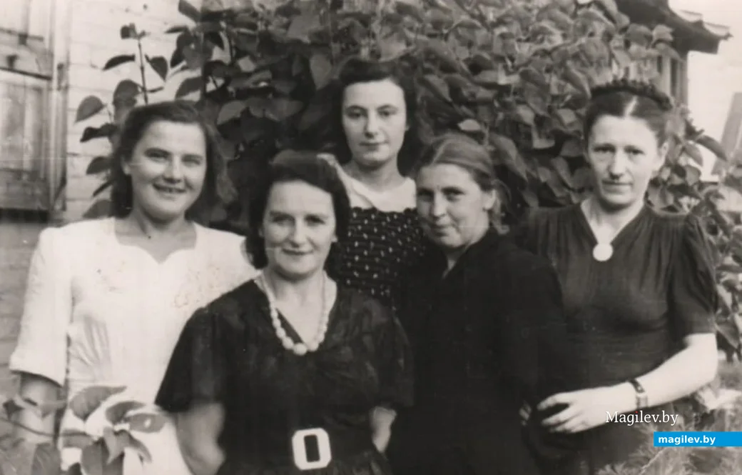 Бобруйск, 1953 год. Евгения Филипповна Матуль (первая слева) с коллегами из «Водопровода».
