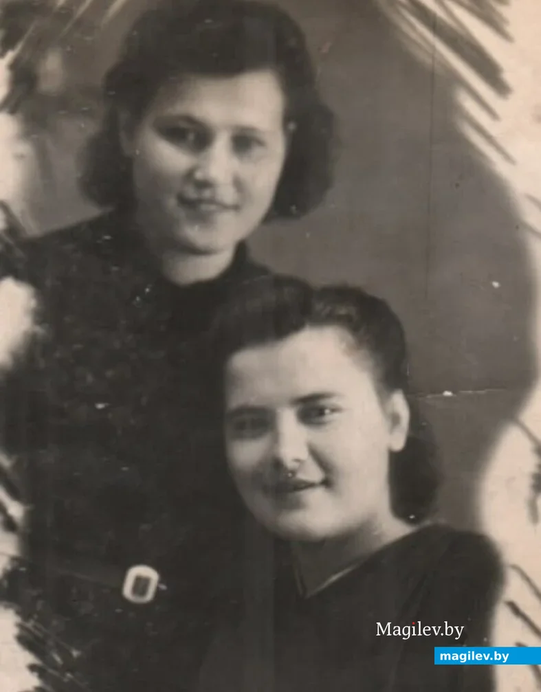 Евгения (снизу) с подругой Олей в годы учебы в Минске, 1946 год.