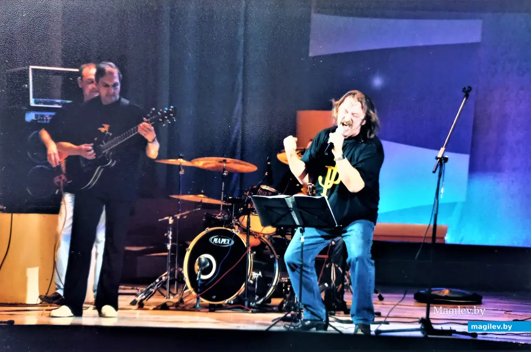 1990-е годы, Могилев, ДК «Химволокно». Поет Николай Аладьев.