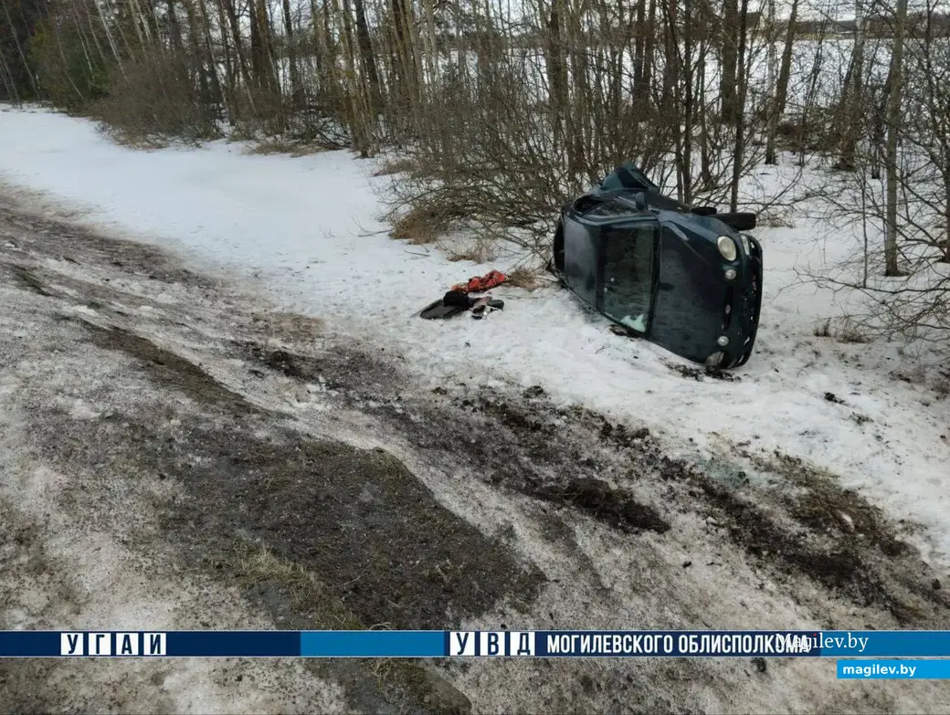 4 февраля 2024 года. Автомобиль Kia опрокинулся на повороте в Могилевском районе.