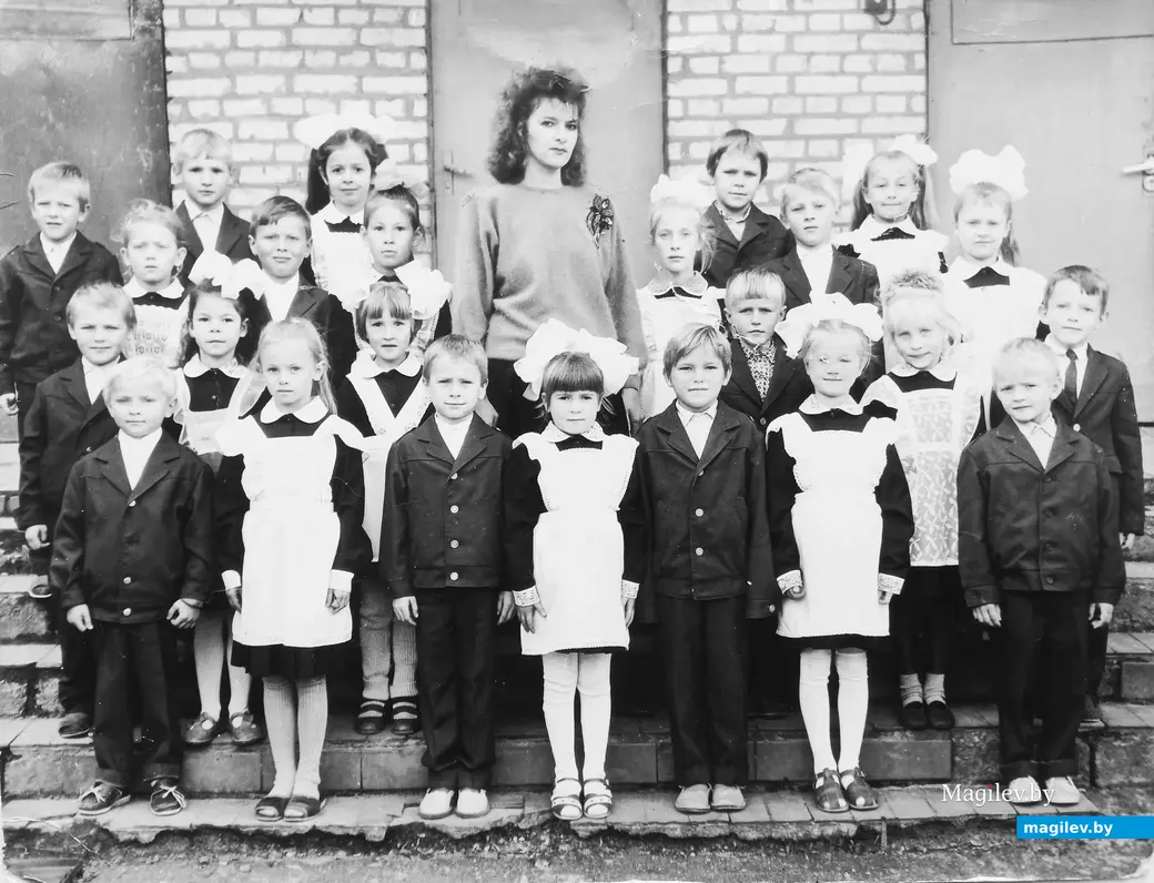 1993 г., Могилев, Казимировка. Наталья Юрьевна и ее 1-й «Д» на ступеньках детсада № 94, в котором в те годы проходили занятия в начальных классах учеников СШ 19.