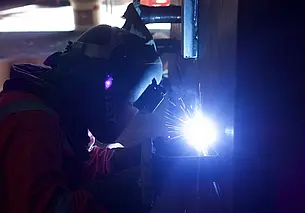 Житель Осипович получил ожоги рук, занимаясь сваркой