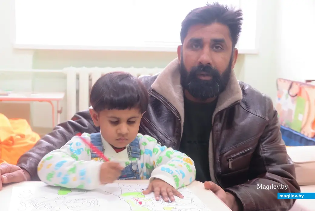 Зима 2024 г. Могилев, Кризисный центр Красного Креста. Киран - творческая девочка! Видно, что ее отец, Сингх Мастан, дочкой гордится.