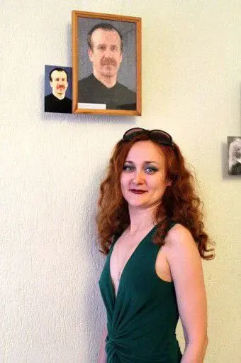 2018 год. Могилев. Алла Шилкина-Великанова на выставке своих работ, которая была посвящена 130-летию Могилевского драмтеатра, рядом с первым портретом коллекции –